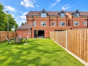 Stylish 5-Bedrm | Parking | Pool Table | Sleeps 12