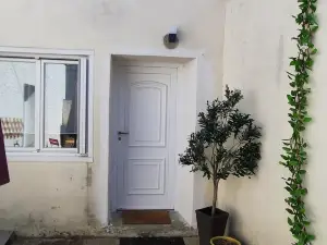 Sologne in the city – 2 bedroom cottage/private courtyard