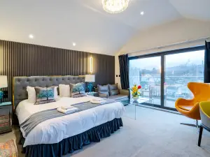 Waterhead Bath Suites - Parking and Light Breakfast