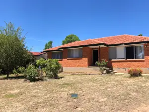 Scullin 3BR House (WiFi, Netflix, Free Parking)