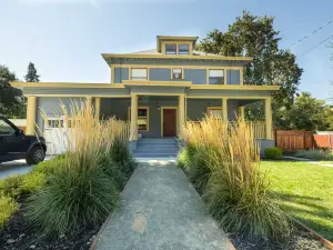Beautiful Turn of the Century Home - Pet Friendly