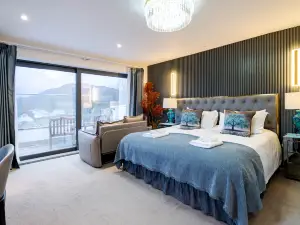 Waterhead Bath Suites - Parking and Light Breakfast