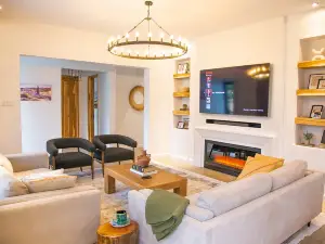 Rabi Residence - Modern Farmhouse sleeps 4