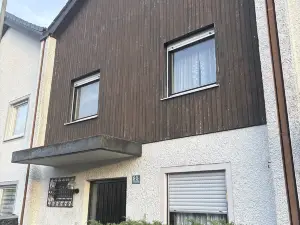 Helles Holz-Loft mit großen Fenstern