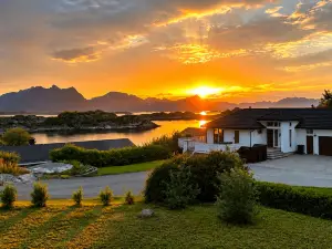 Lofoten Fjord View Apartment – Aurora Watching