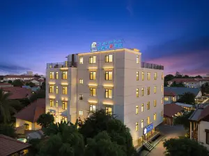 THE BUND HOUSE HOTEL(Branch within walking distance of Patuxay Monument & Wat Si Muang, Vientiane)