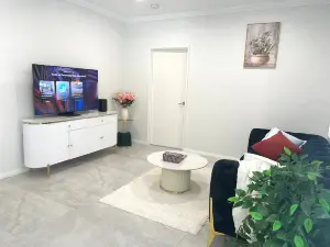 10’ to Airport & CBD - Luxury Retreat Home Morley