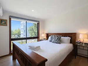 Light-Filled and Spacious 3BR Unit Near Yarra River