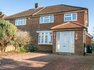 Borehamwood Modern Family House with Parking and Garden - Sleeps 6