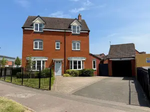 Comfy 5BR Home | Garden | Fast WiFi | Parking