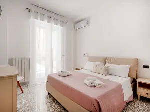 AuGuStea - Modern Central Suites