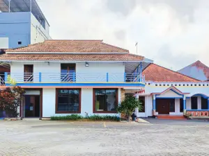 TwoSpaces Living at Matahari Homestay, Batu