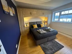 Contractors Townhouse | Sleeps 9 | Free Parking
