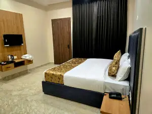 RN Hotel And Lawn