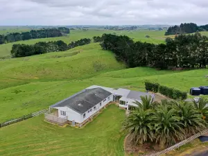 Couple Retreat with Sky Tower Views—Apartment 4