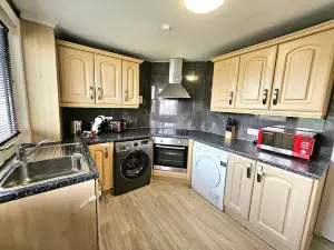 4 bed house with 6 beds by Sensational Stay