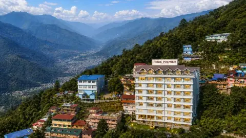 Darjeeling Travel Guide 2026: Top Attractions, Local Food & Travel