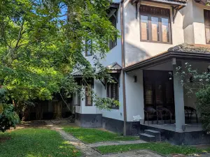 Cozy Private Upstairs Suite｜10 Min Airport｜Balcony