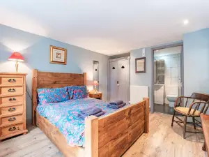 Host & Stay - Nine Ladies