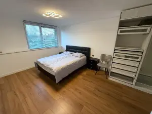 Modern home 3  bedroom-free parking-central