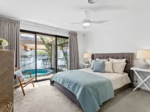 The Beach House: Waterfront with Boat Mooring