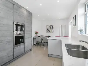 Borehamwood Modern Family House with Parking and Garden - Sleeps 6