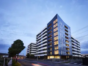 Cozy 2BR Apartment with Parking | Cafes & Shops Nearby