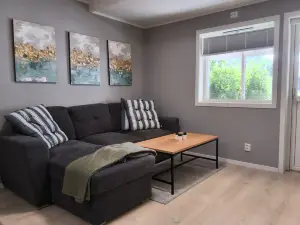 Modern 1BR City Centre Apt - Sleeps 4