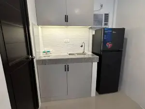 Cozy Studio Type unit w/ TV, Wifi, hotshower & ref