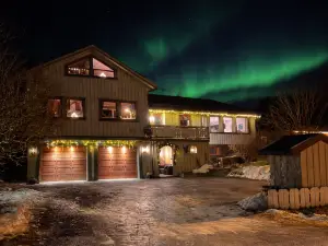 Lofoten Aurora House | Cozy & Private Stay with Fireplace