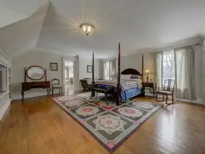 Private and Comfortable Room in a Luxury House