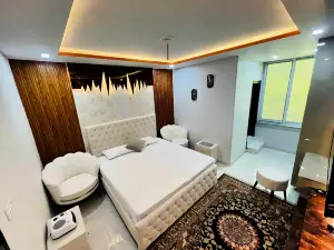 Scenic Balcony Apartment Near Kashmir Point