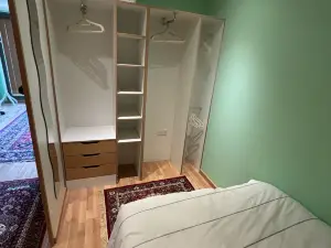 Richly decorated central Leeds flat, Headrow 550m
