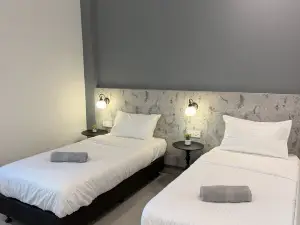 FAT MOM ROOM & STAY