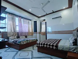 Hotel Gayatri Dham Near Prem Mandir & Iscon