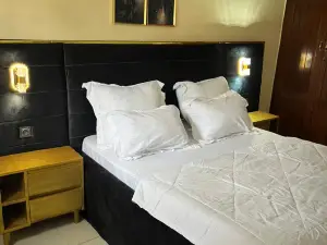 Deluxe Decor & Elegance with Balcony
