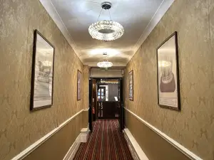 OYO Bath Road Apartments