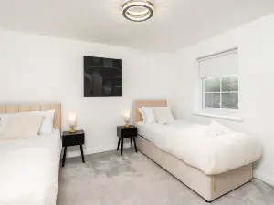 8 Beds | Contractors | 4BR 2.5BA | Garden
