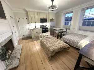 Hale Loft w/kitchen, bath, laundry next to PEA Phillips Exeter Academy