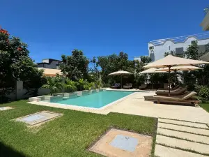 Luxurious 1bedhideaway with pool, AC &beach access