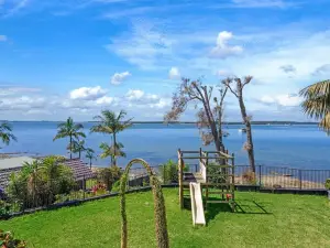 Spacious 4BR Riverfront Getaway in Taren Point