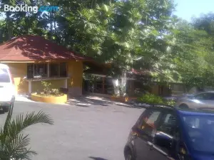 Palm Bay Guest House & Restaurant