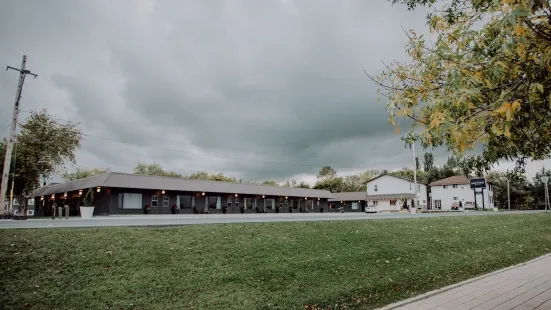 The Bayview Motel - Fort France, on - Lakeside Motel