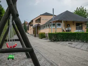 Lila Akac Vendeghaz Esztergom