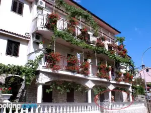 德斯科維奇公寓與客房旅館