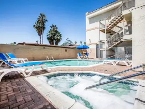 컴포트 인 니어 파사데나 시빅 오디토리움