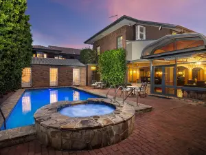 Adelaide Inn