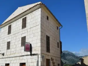 Edificio Can Roses