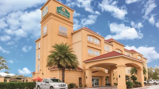La Quinta Inn & Suites by Wyndham Houston Bush Intl Airpt E