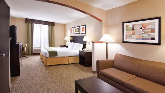 Holiday Inn Express & Suites Cleveland-Streetsboro